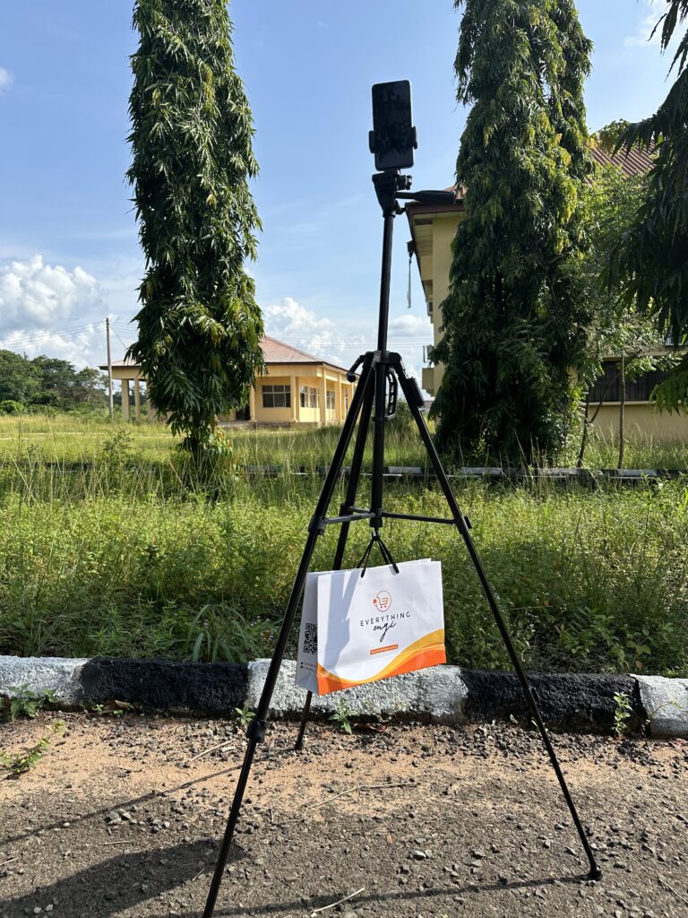 5FT TRIPOD STAND WITH BLUETOOTH SHUTTER