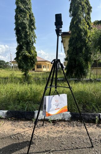 5FT TRIPOD STAND WITH BLUETOOTH SHUTTER